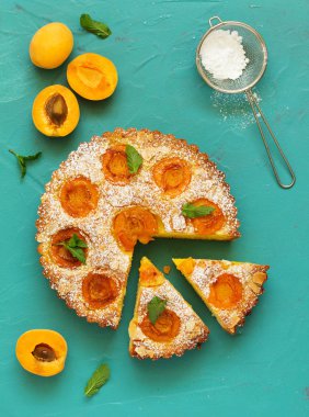 Kayısı ve badem ile Bisküvi pasta.