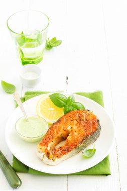 Tarhun soslu ızgara somon bir parça.