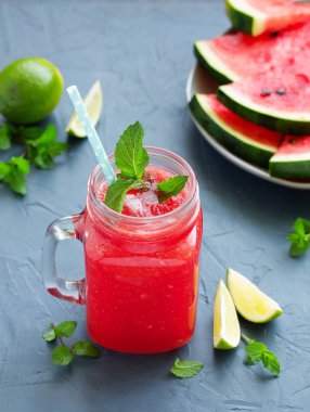 Sağlıklı karpuz içki ve taze karpuz