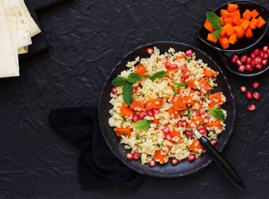 Bulgur ve pişmiş kabak salatası.