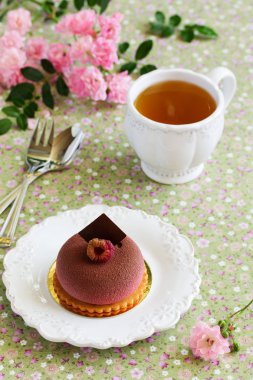 Çikolata ahududu cake çikolata kadife tonka fasulye ile.