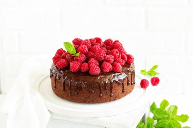 Çikolata kremalı ve ahududulu lezzetli çikolatalı pasta..