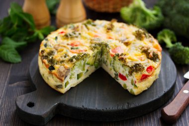 Brokolili diyet sebze turtası, kabak, bezelye ve peynirli biber..