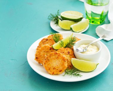 Somon ve tartar soslu pirzola.