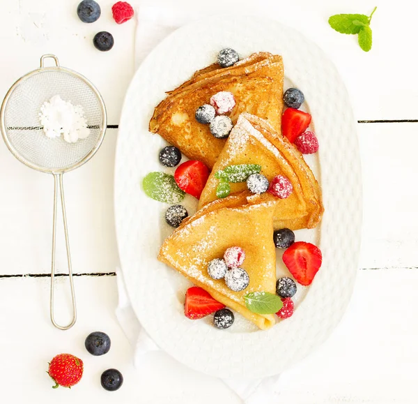 Pfannkuchen Mit Frischen Beeren Und Honig — Stockfoto