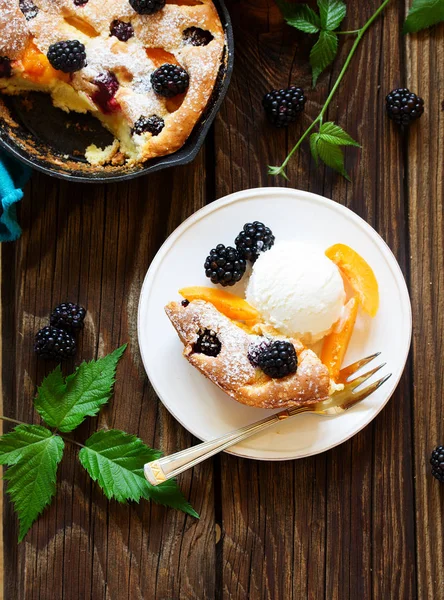 Sommar Tårta Clafoutis Med Björnbär Och Aprikoser — Stockfoto