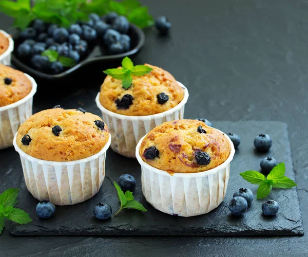 Muffins Avoine Aux Myrtilles Sur Fond Sombre — Photo