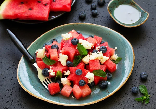 Peynirli, dutlu ve naneli karpuz salatası..