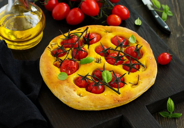 Focaccia Dari Adonan Labu Dengan Tomat Rosemary Dan Bawang Putih — Stok Foto