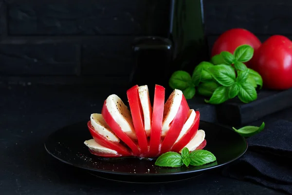 Salada Caprese Italiana Com Tomate Mussarela — Fotografia de Stock