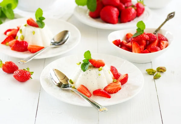 Panna Cotta Cremosa Con Fragole — Foto Stock