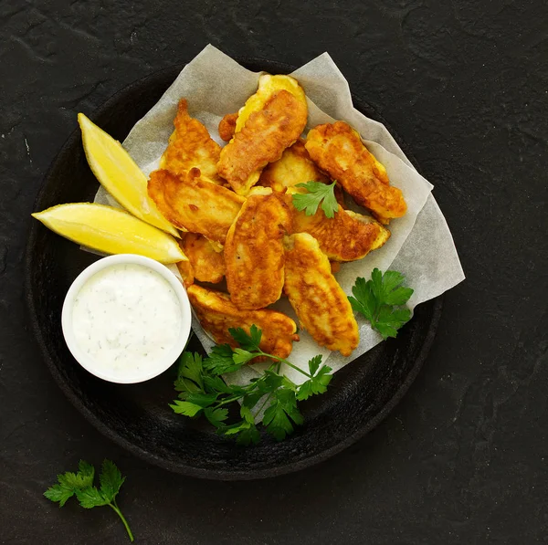 Pescado Frito Una Masa Con Salsa Blanca —  Fotos de Stock