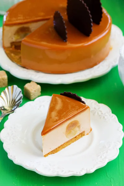 焦糖慕斯蛋糕与梨和巧克力 — 图库照片