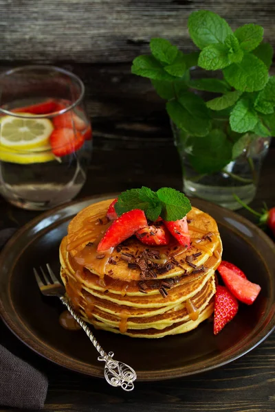 Panqueques Con Caramelo Fresas Para Desayuno — Foto de Stock