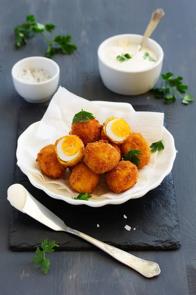 Huevos Codorniz Fritos Con Salsa Blanca —  Fotos de Stock