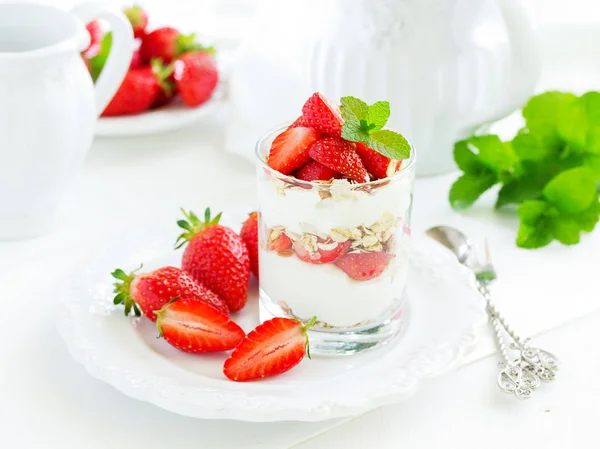 Dolce Bicchiere Con Muesli Yogurt Fragole Colazione Utile — Foto Stock