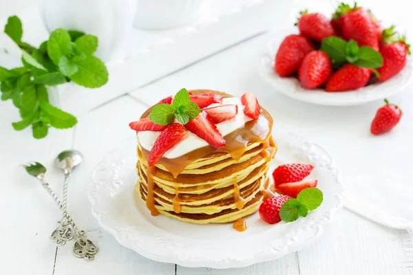 Pfannkuchen Mit Karamell Und Erdbeeren Zum Frühstück — Stockfoto