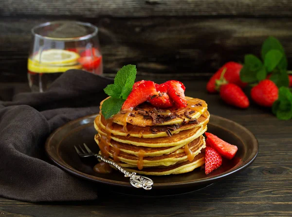 Pannenkoeken Met Karamel Aardbeien Als Ontbijt — Stockfoto