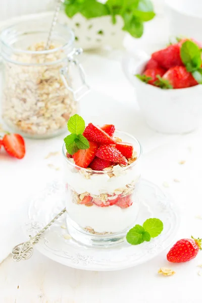 Dolce Bicchiere Con Muesli Yogurt Fragole Colazione Utile — Foto Stock