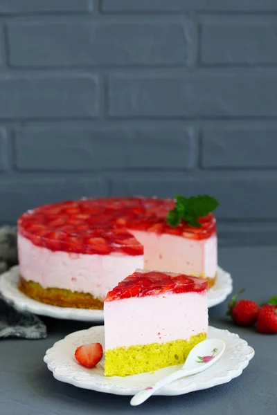 Kuchen Mit Erdbeeren Und Sahne Selektiver Fokus — Stockfoto