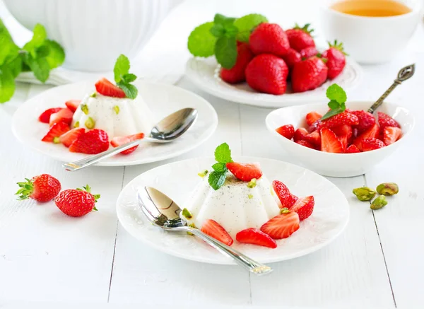 Cremige Panna Cotta Mit Erdbeeren — Stockfoto