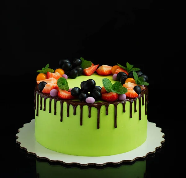 黒を背景に彼の誕生日のためのスポンジケーキ — ストック写真