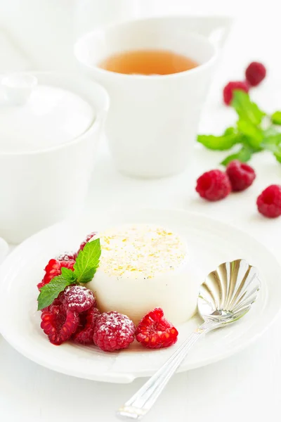 Köstliche Hausgemachte Dessertpanna Cotta Sahne Karamell Karamell Pudding Mit Himbeeren — Stockfoto