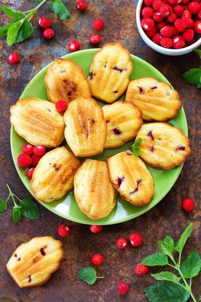 Biscoitos Madeleine Com Morangos Selvagens — Fotografia de Stock