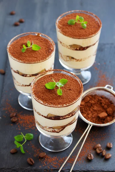 Hagyományos Olasz Desszert Tiramisu Pohárban — Stock Fotó