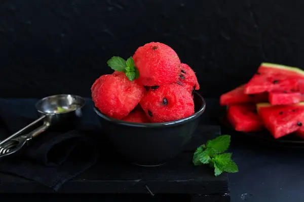 Melancia Salada Frutas Melancias Melões Frescos Maduros Com Hortelã — Fotografia de Stock