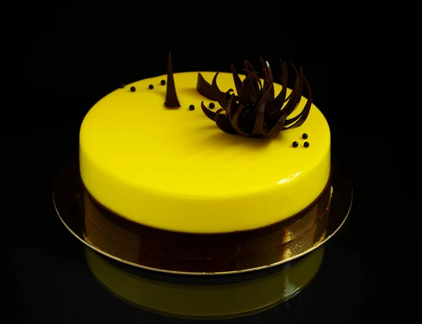 现代慕斯蛋糕 甜点法式烹饪 — 图库照片