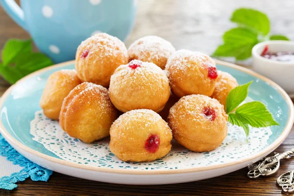 Donuts Rellenos Mermelada Frambuesa Azúcar Polvo —  Fotos de Stock