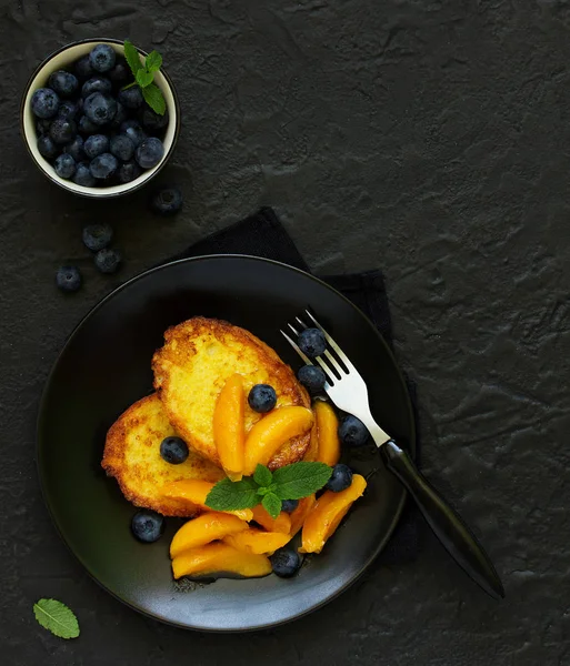 Tostadas Francesas Con Albaricoques Arándanos — Foto de Stock