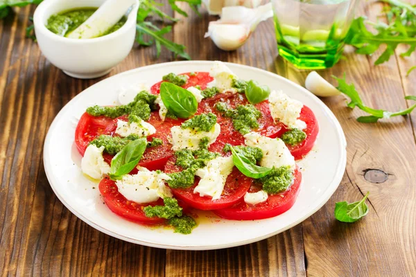 Delicious Salad Tomato Mozzarella Pesto — Stock Photo, Image
