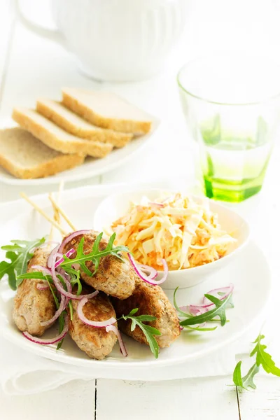 Kyufta Kebab Mit Salat Großaufnahme — Stockfoto