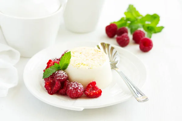 Läcker Hemlagad Dessert Pannacotta Grädde Karamell Kola Vaniljsås Med Hallon — Stockfoto