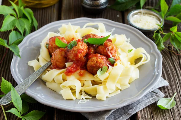 Almôndegas Molho Tomate Com Manjericão Com Macarrão Tagliatelle — Fotografia de Stock