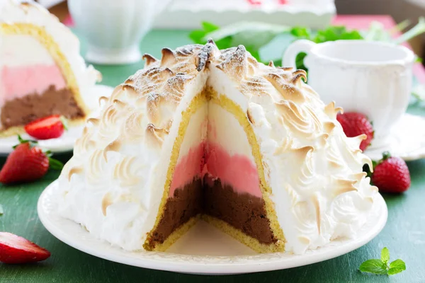 Sünger kek Alaska dondurma ve meringues.
