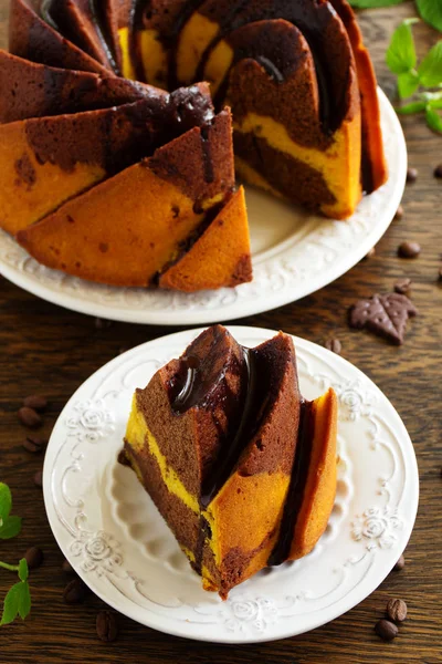 フロスティングとチョコレートかぼちゃケーキ — ストック写真