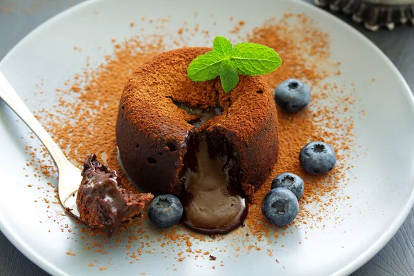 Фондан Вкусный Шоколадный Десерт Черникой — стоковое фото