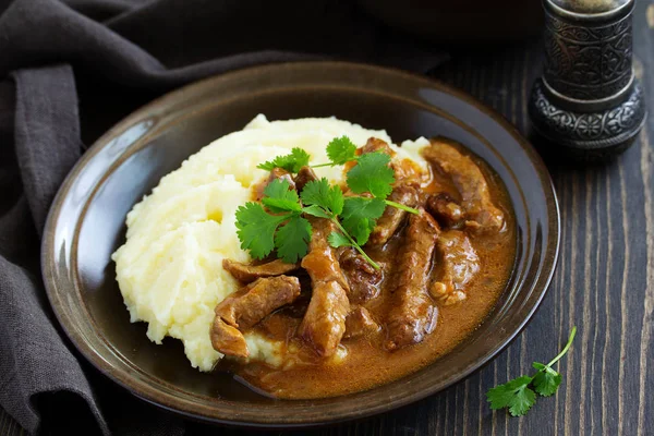 Fleischgulasch Mit Kartoffelpüree — Stockfoto