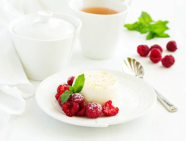 Köstliche Hausgemachte Dessertpanna Cotta Sahne Karamell Karamell Pudding Mit Himbeeren — Stockfoto