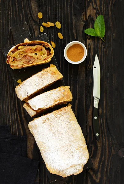 Appelstrudel Met Rozijnen Amandelen Zicht Van Bovenaf — Stockfoto