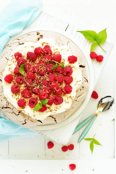 Krem ve ahududu ile çikolata tatlı (pasta) pavlov.