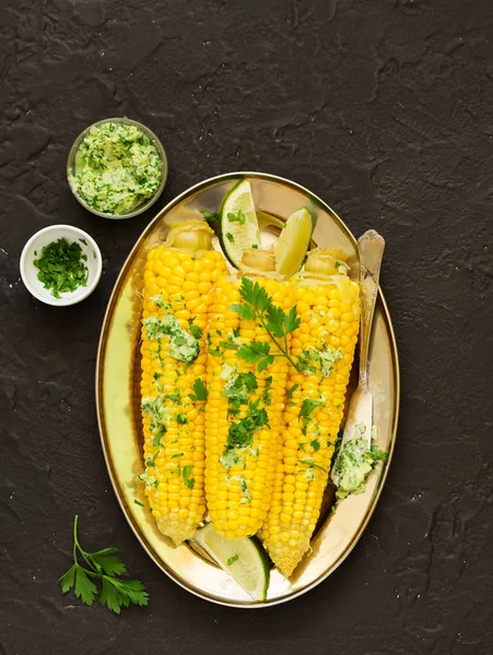 Sarımsaklı tereyağlı haşlanmış mısır. Seçici odaklanma. Yukarıdan görüntüle.