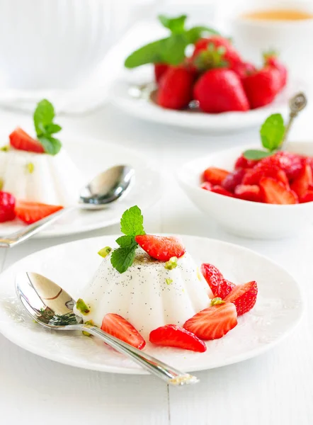 Cremige Panna Cotta Mit Erdbeeren — Stockfoto