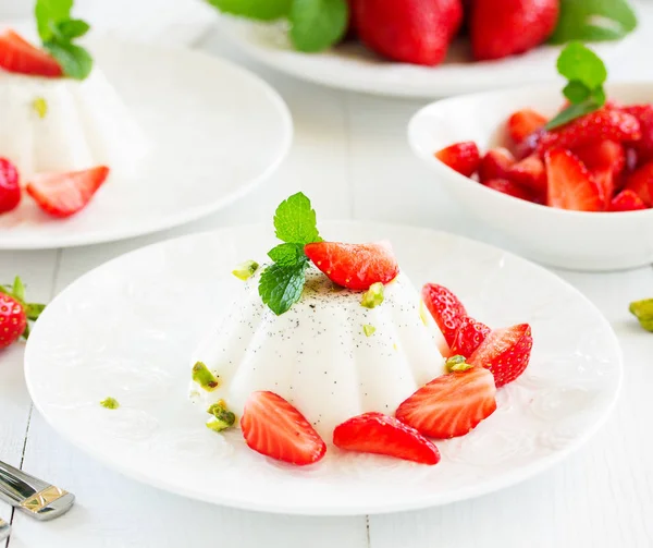 Cremige Panna Cotta Mit Erdbeeren — Stockfoto