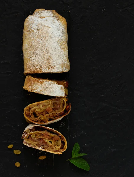 Kuru üzüm ve bademli elmalı turta. Yukarıdan görünüm.