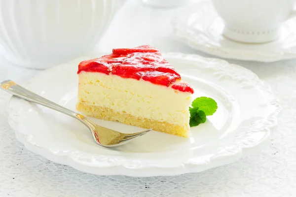 Delicioso Cheesecake Morango Fundo Branco — Fotografia de Stock