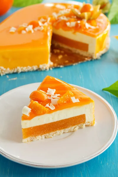 奶油蛋糕椰子 芒果和柿子 — 图库照片